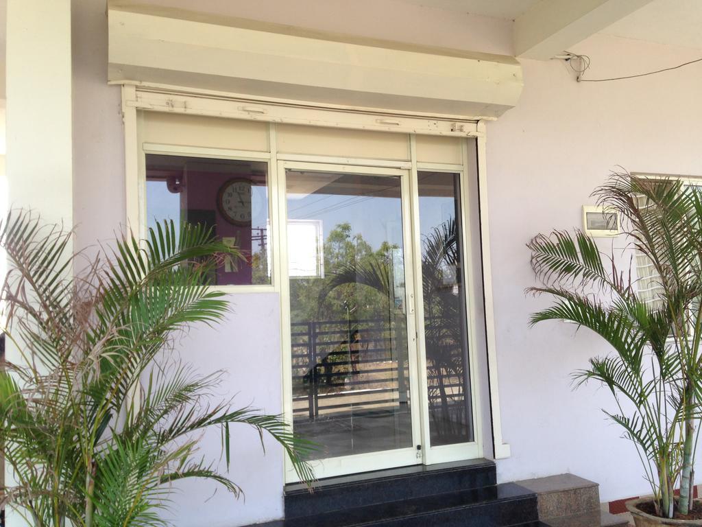 Oyo 4355 Goodland Inn Madras Buitenkant foto