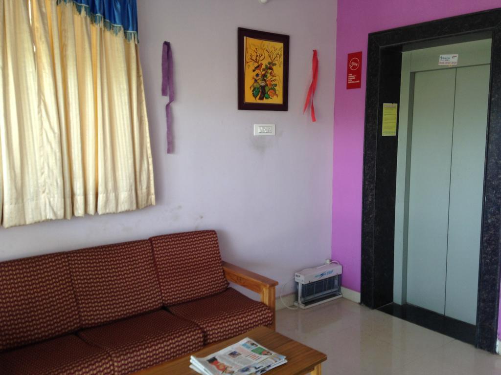 Oyo 4355 Goodland Inn Madras Buitenkant foto