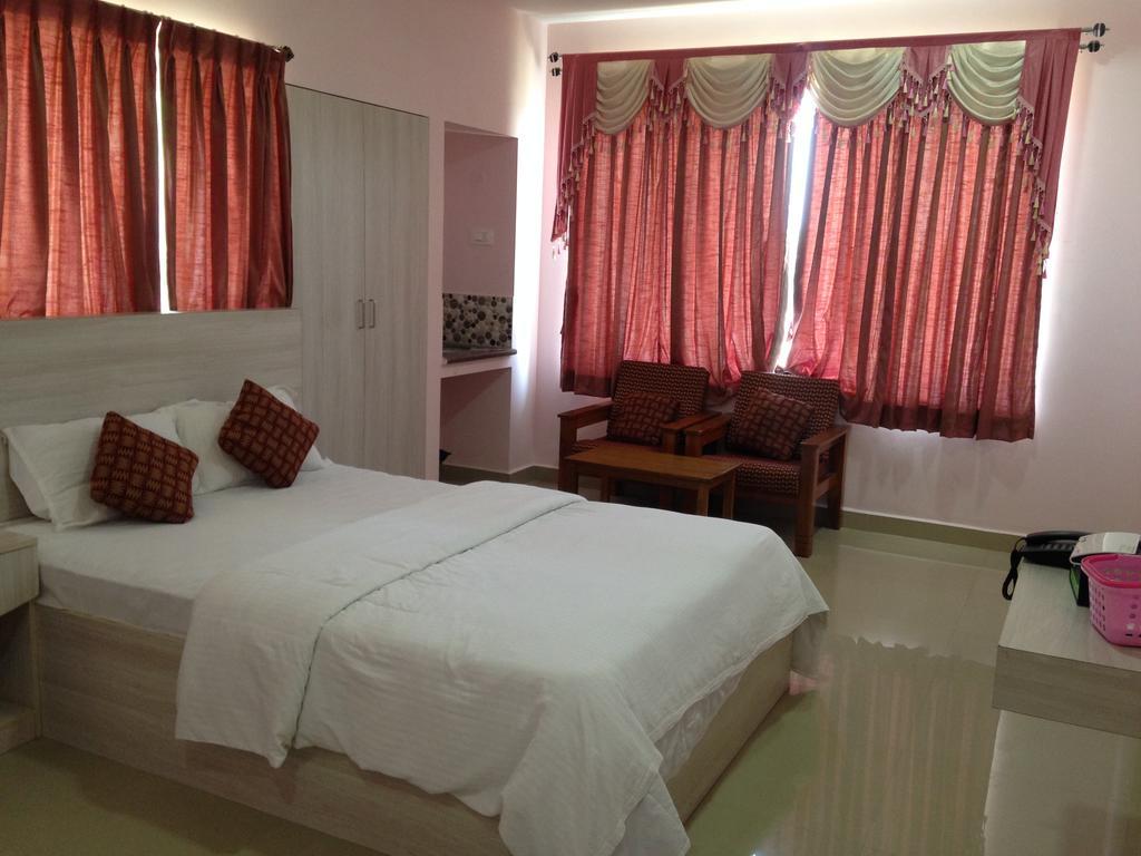 Oyo 4355 Goodland Inn Madras Buitenkant foto
